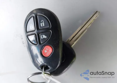 2012 Toyota Sienna Le V6 8 Passenger z USA, uszkodzony, nr VIN 5TDKK3DC5CS183731